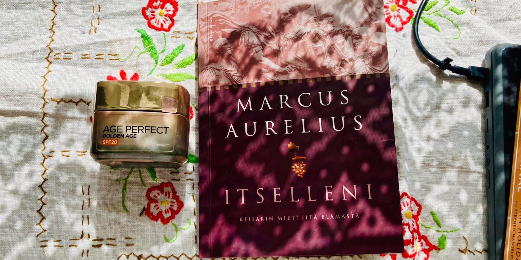 Marcus Aureliuksen Itselleni-kirja. Lähes 2 000 vuotta vanha ajatus muistuttaa, että luottamus syntyy teoista, ei puheista.