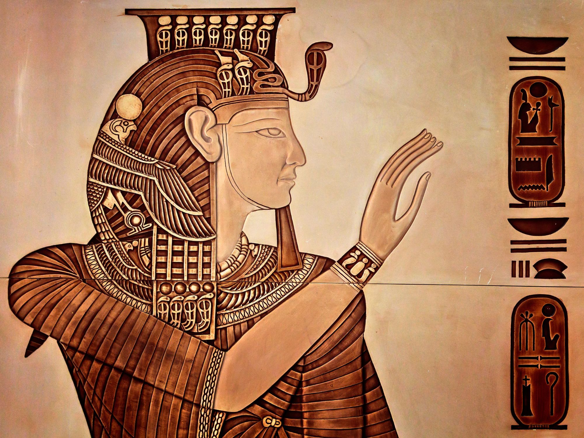Egyptin kuningatar Nefertitin rintakuva. Nefertiti lift on saanut nimensä kuningatar Neferititin pitkästä kaulasta ja selkeästä leukalinjasta.