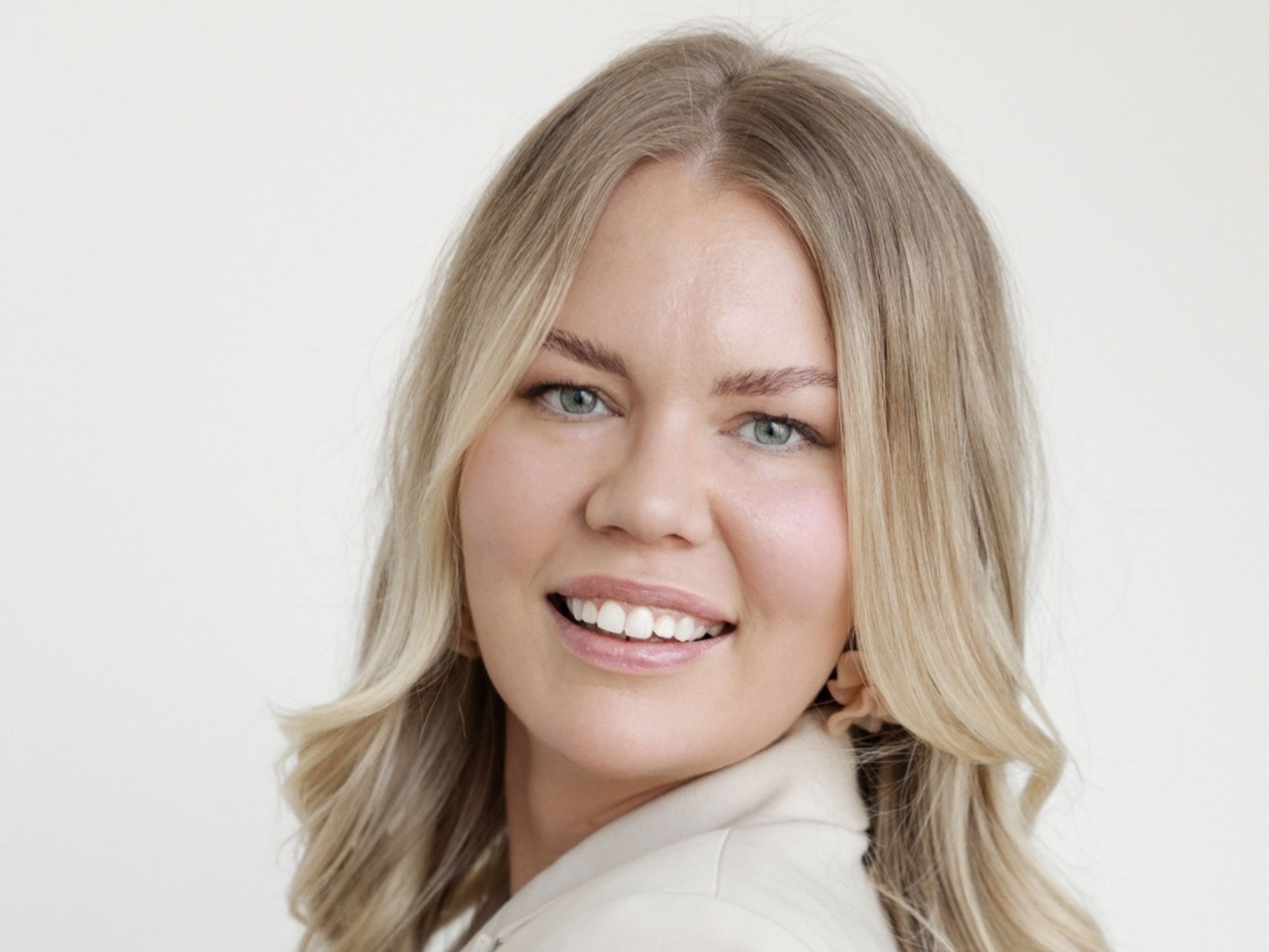 Essi Ojala treats dark circles under the eyes, eye bags, and crow's feet
