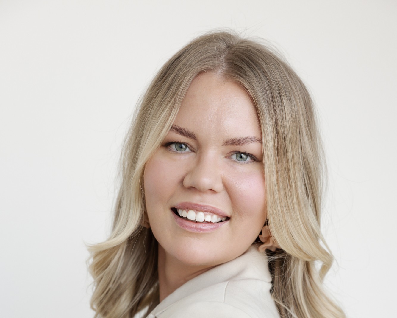 tummat silmänaluset ja silmäpussit pois